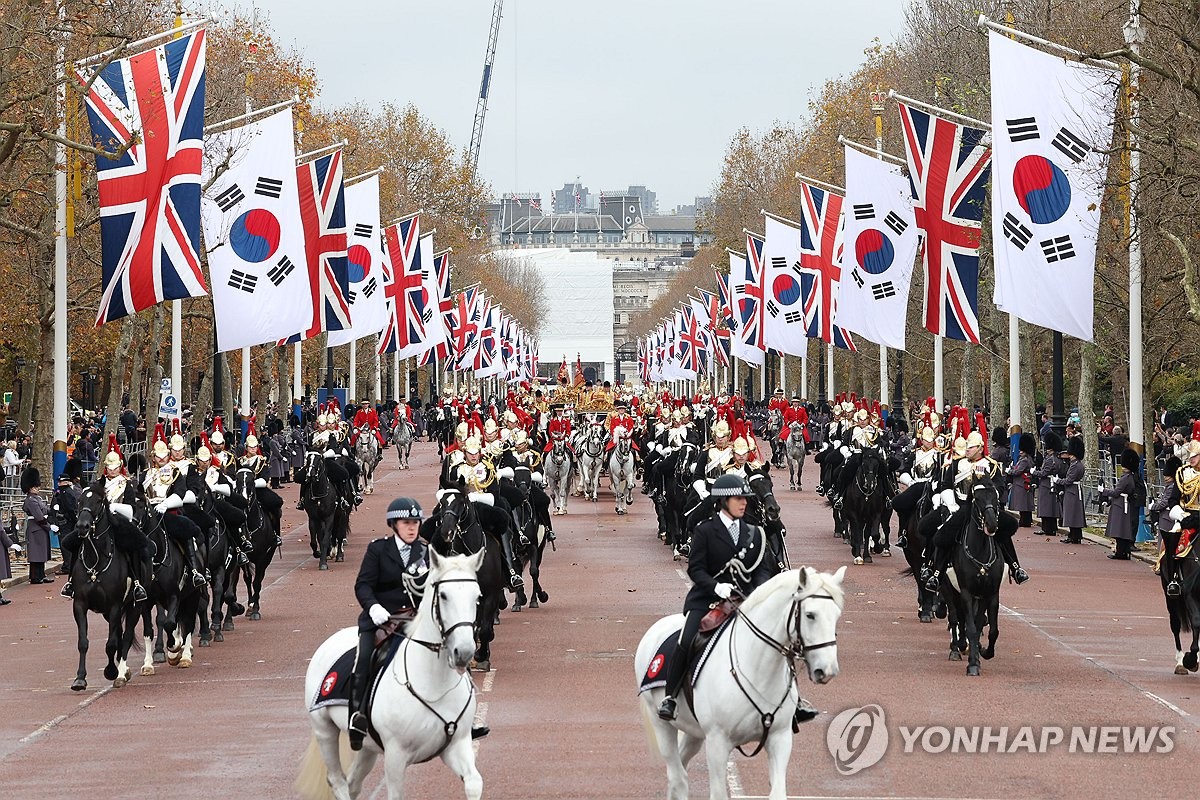 찰스 3세와 '황금마차' 탄 尹…왕세자 마중·근위대 사열 예우