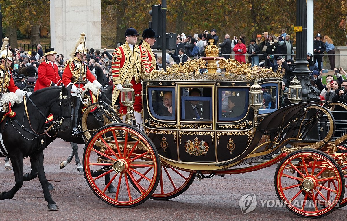 "韓 대통령에 레드카펫, 태극색 옷"…英언론 버킹엄궁 행사 주목