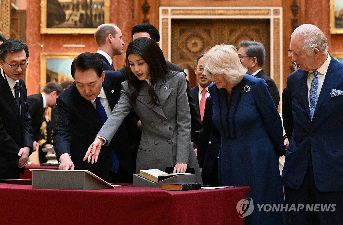 찰스 3세와 '황금마차' 탄 尹…왕세자 마중·근위대 사열 예우(종합)