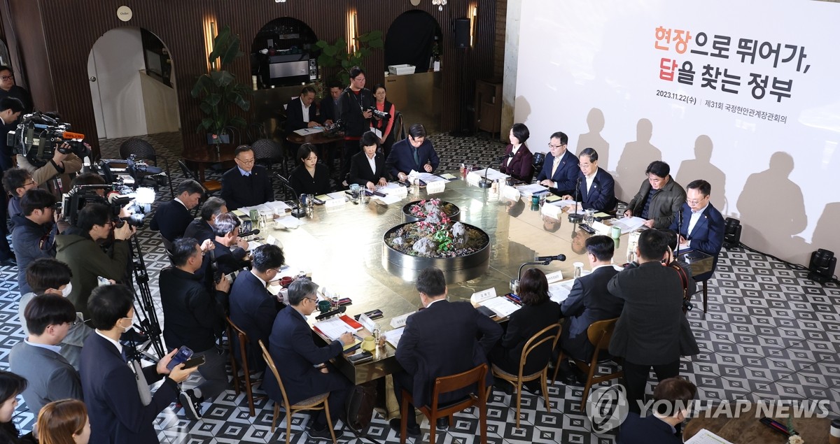 한총리 "콘택트렌즈 온라인 구매 가능해질것…민생규제 해소 최선"