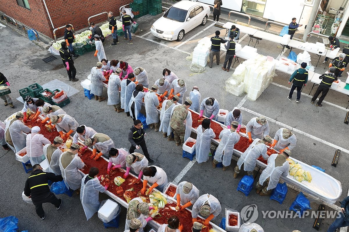 [픽! 동두천] '김치의 날' 김장 자원봉사 나선 주한미군