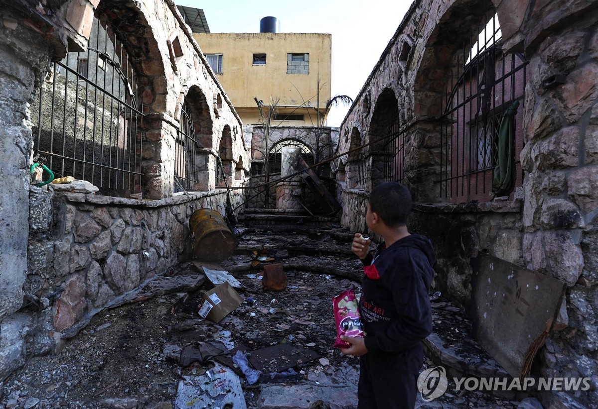 "폭격에 가족 죽고 집 무너져" 풀려난 팔 수감자들 착잡한 심정