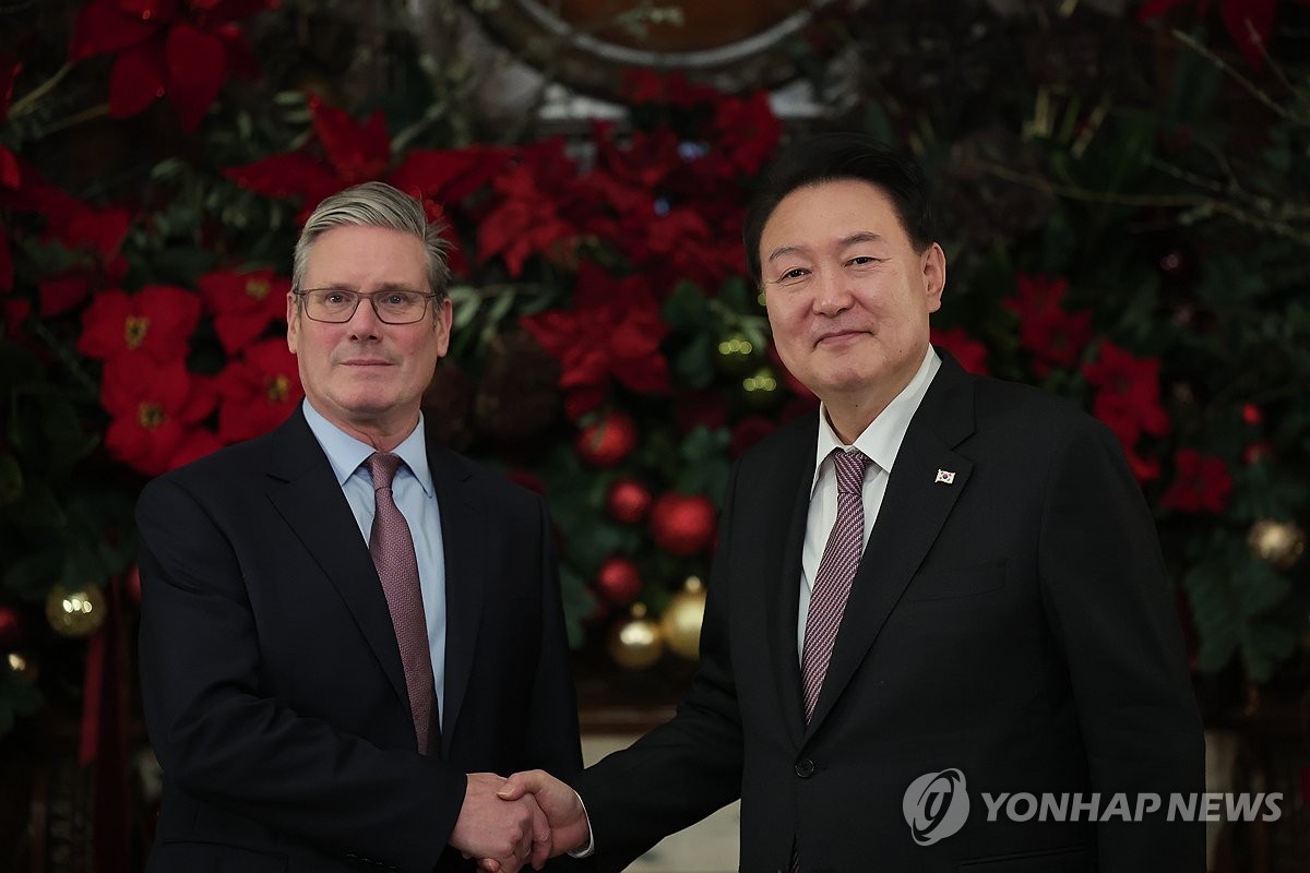 尹, 英노동당 당수 만나 "청정에너지 협력 기대"