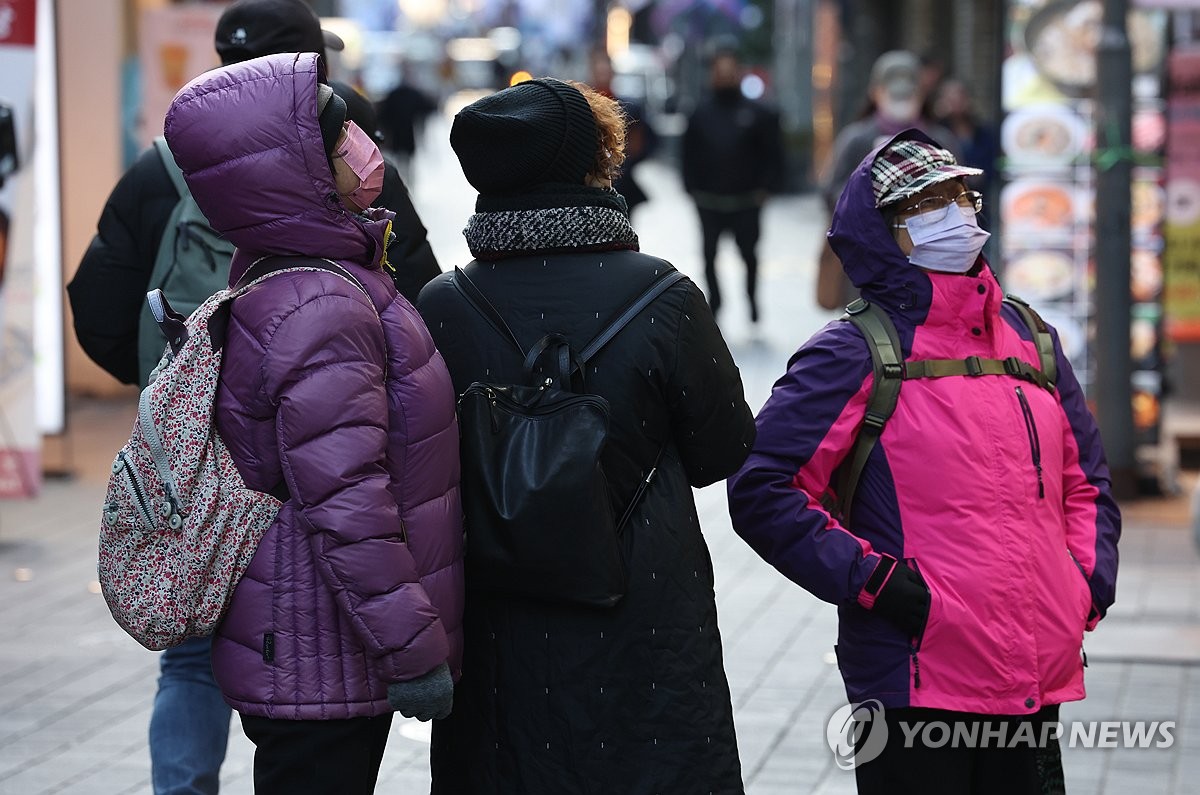 주말 강추위에 전국 관광지 한산…등산로·축제장은 북적