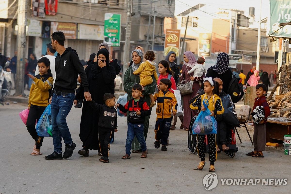 일시휴전에 가자 피란민들 위험한 귀향길…총격 사망 목격담도