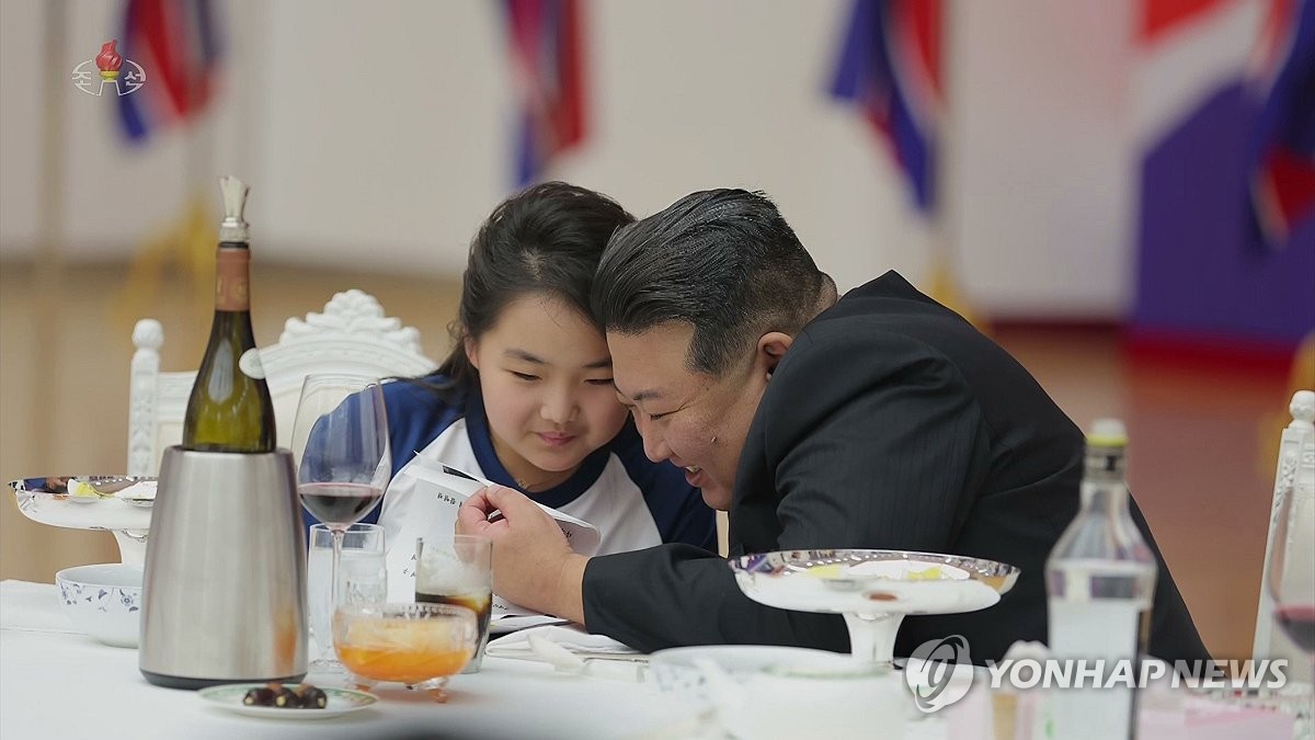 김정은 딸에 '조선의 샛별' 칭호?…정부 "확인해줄 내용 없다"