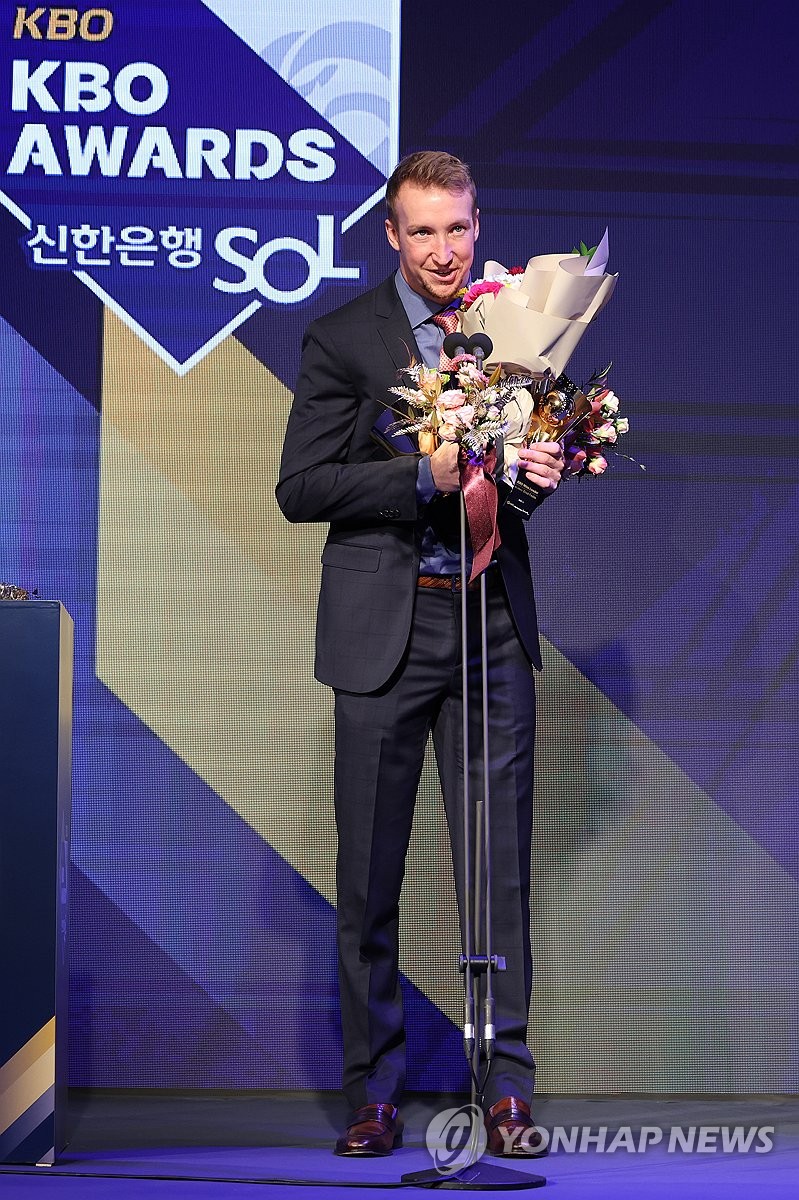 '투수 3관왕' 페디, 2023 KBO 정규시즌 MVP…신인왕은 문동주(종합)
