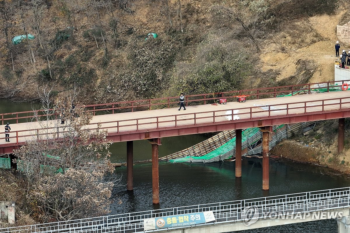 경주 안계저수지 교량 콘크리트 타설 중 붕괴…2명 사망(종합)