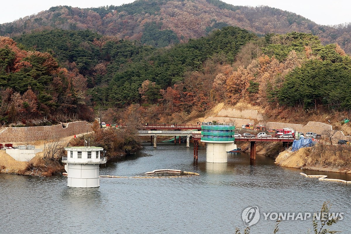 경주 안계저수지 교량 콘크리트 타설 중 붕괴…2명 사망(종합)