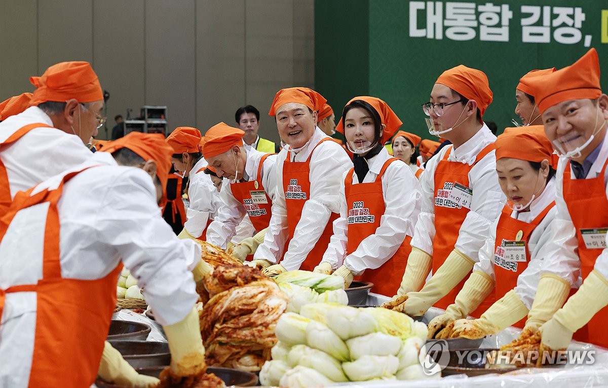 尹대통령 내외 '국민대통합 김장' 참여…직접 김치 담가 기부