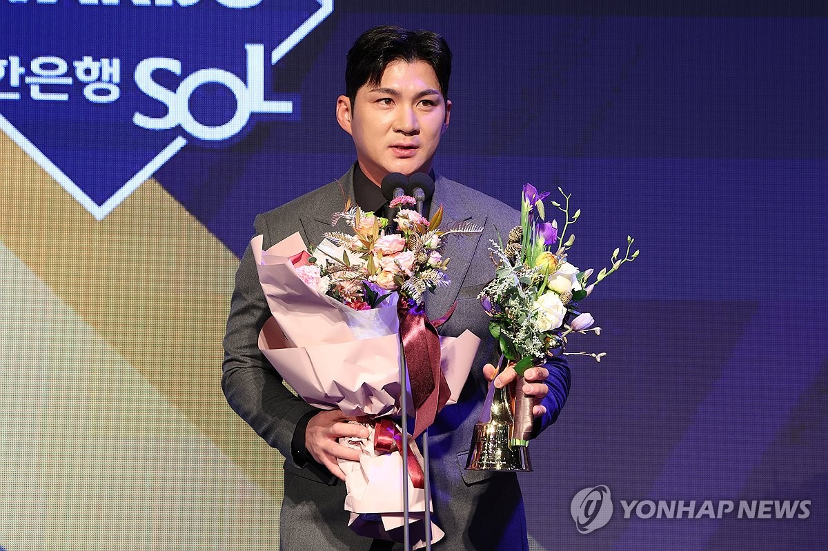 '투수 3관왕' 페디, 2023 KBO 정규시즌 MVP…신인왕은 문동주(종합)
