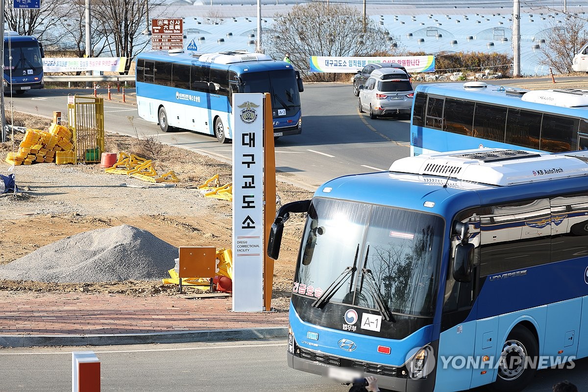 K2소총·권총동원 철통경비 속 교도소 재소자 이송작전 '이상무'(종합)