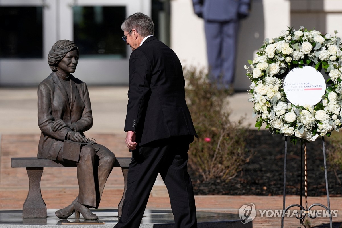 99세 카터, 배우자 마지막길 직접 배웅한다…추도예배 참석