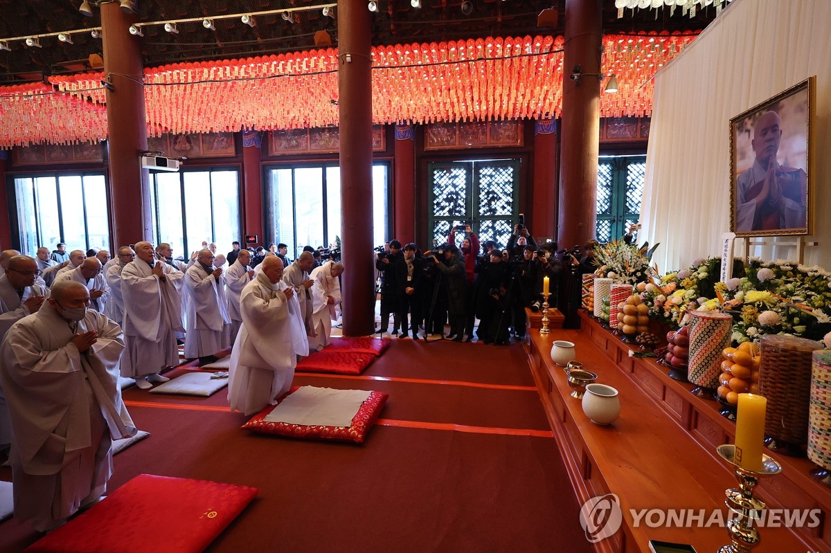 조계사에 자승스님 추모행렬…유인촌 "황망하다, 좋은곳 가시길"