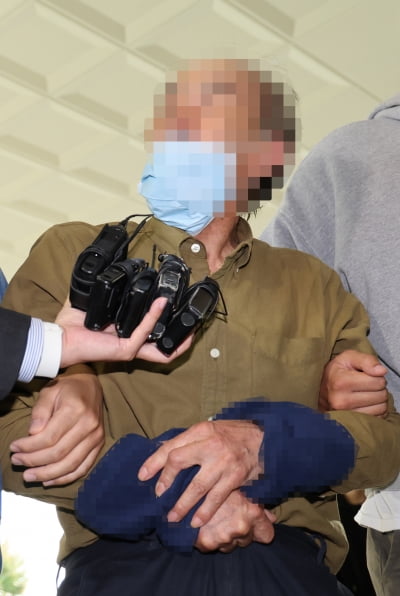 용산 대통령실 앞 경찰 찌른 70대, 살인미수 혐의 檢 송치