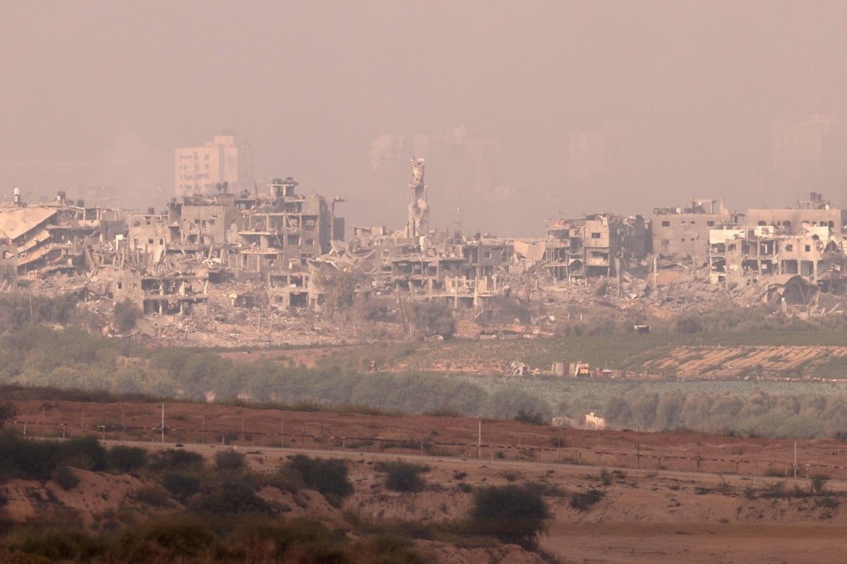 2일(현지시간) 이스라엘 접경지에서 바라본 팔레스타인 가자지구 모습. 이스라엘군이 지난달 27일 가자지구에 진입한 뒤 가자지구는 곳곳이 폐허로 변하고 있다. 사진=AFP연합뉴스