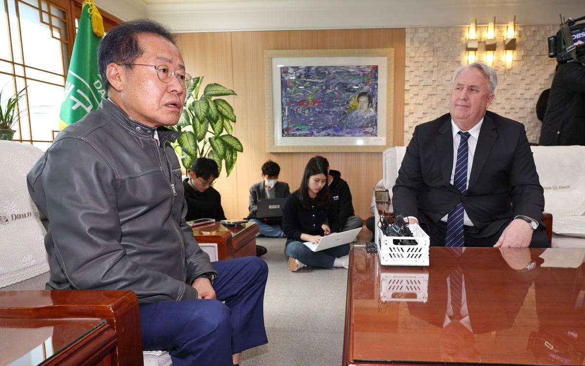 홍준표 대구시장과 국민의힘 인요한 혁신위원장이 8일 대구 북구 대구시청 산격청사에서 면담을 하고 있다. / 사진=연합뉴스