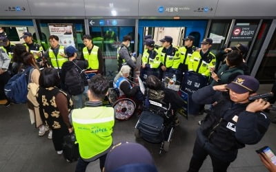 참을 만큼 참았다…"전장연 지하철 시위 원천봉쇄"