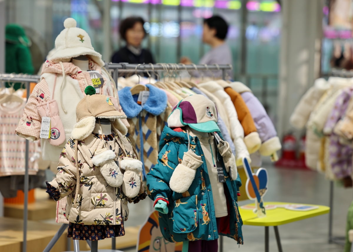 최근 날씨가 급격히 추워진 가운데 9일 서울 시내 한 대형마트 아동복 가게에 겨울옷들이 진열돼 있다./ 사진=연합뉴스