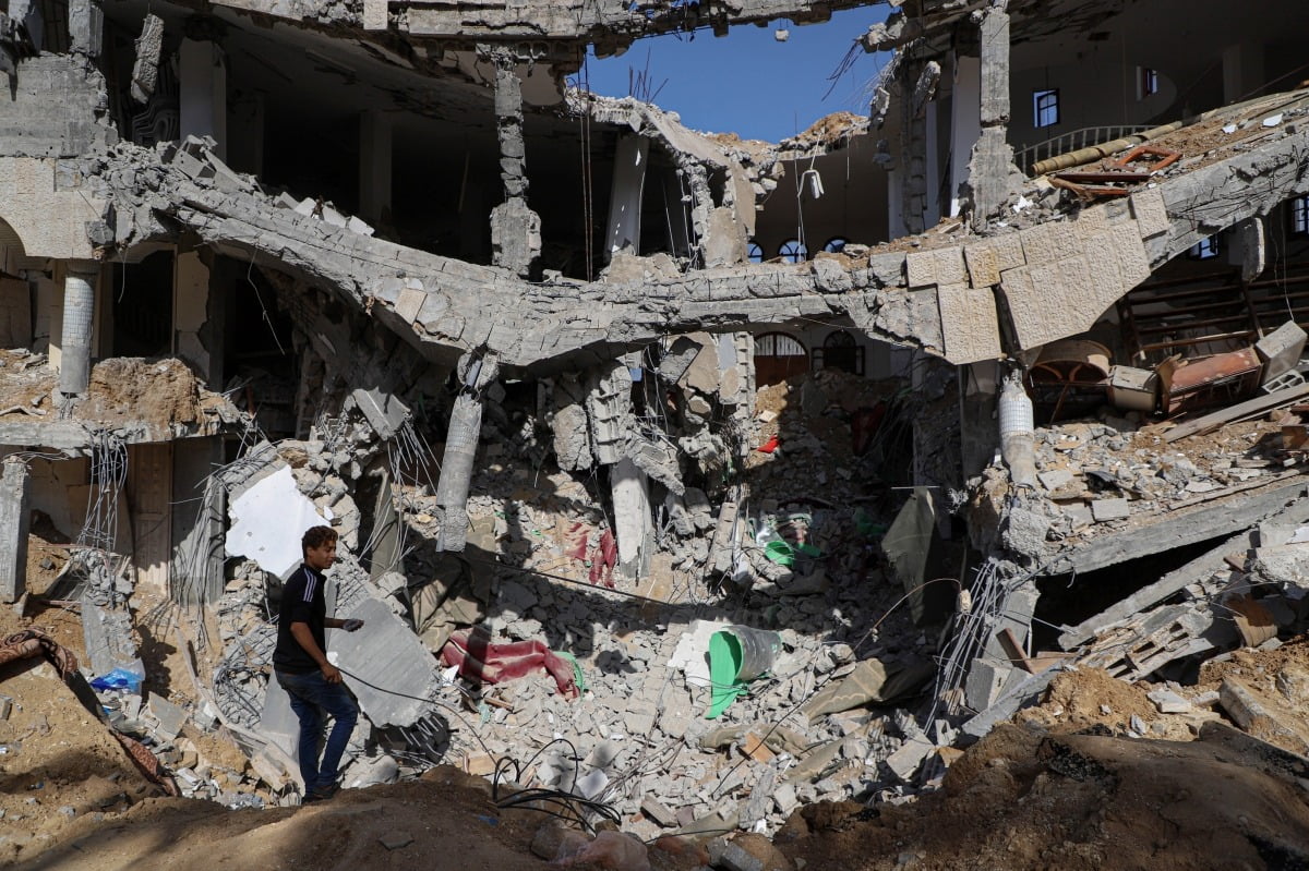 가자지구 남부 칸 유니스에서 한 주민이 이스라엘군의 공습으로 무너진 건물을 보고 있다. 사진=연합뉴스