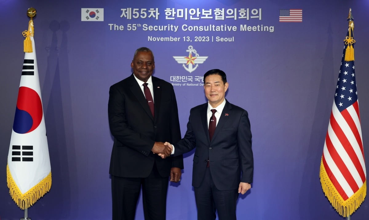 신원식 국방부 장관과 로이드 오스틴 미국 국방장관이 13일 서울 국방부 청사에서 제55차 한미안보협의회의(SCM)에 앞서 기념 촬영을 하고 있다. 국방부 제공.