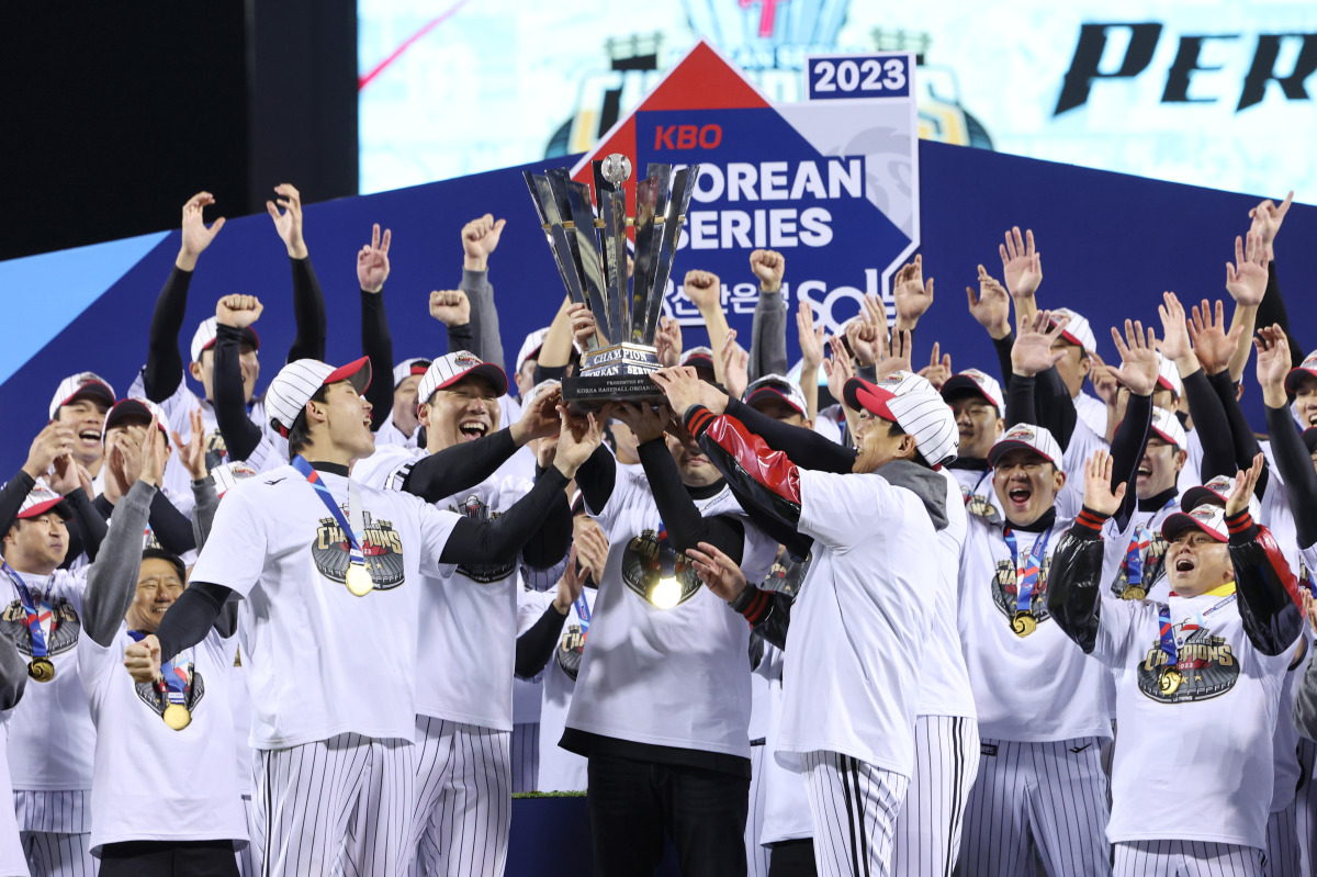 13일 서울 잠실야구장에서 열린 2023 KBO 한국시리즈 5차전 kt wiz와 LG 트윈스의 경기에서 kt를 6-2로 꺾고 우승을 차지한 LG 선수들이 트로피와 함께 기념 촬영하고 있다. / 사진=연합뉴스