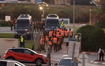 하마스, 휴전 첫날 인질 25명 석방…"적십자에 인계"