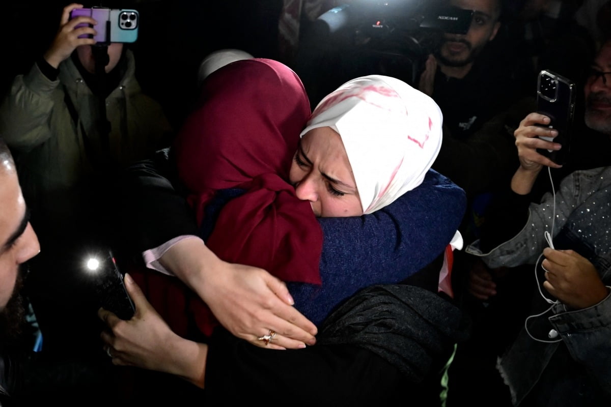 30일(현지시간) 이스라엘 감옥에서 석방된 팔레스타인 인질들이 가족들과 만나고 있다. 사진=AFP
