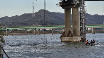 낙동강 고령교 입구서 1t 트럭 강에 빠져…1명 심정지