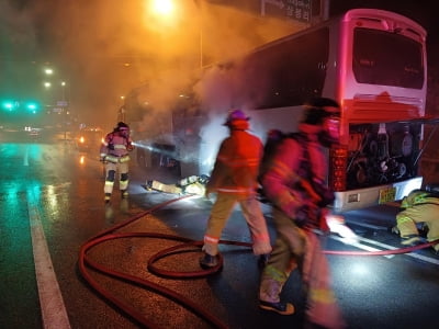 여수서 중학교 체험학습 버스 화재…15명 연기 흡입