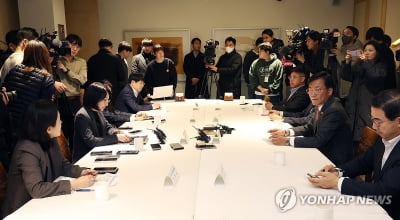또 의대증원 신경전…"정부가 신뢰 짓밟아" vs "집단행동 안돼"