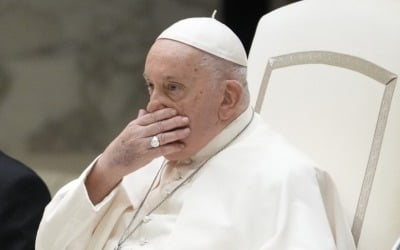 교황, 와병 중 공개석상 첫 모습…"여전히 몸 안좋아"