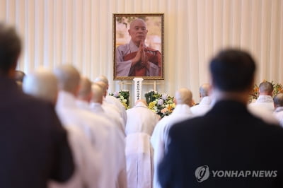 조계사에 자승스님 추모행렬…유인촌 "황망하다, 좋은곳 가시길"