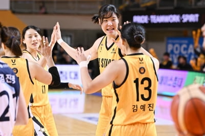 여자농구 KB, 신한은행 24점 차 완파…5연승·단독 선두