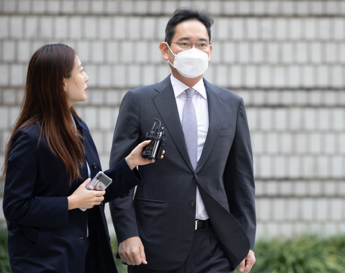 이재용 삼성전자 회장이 지난달 27일 오전 서울 서초구 서울중앙지방법원에서 열린 '회계부정·부당합병' 관련 1심 속행 공판에 출석하고 있다. 사진=뉴스1