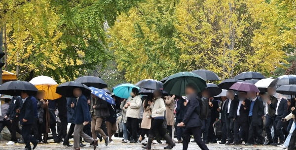 비가 내린 6일 오후 서울 여의도. 이날 올 가을 첫 '한파특보'가 발령됐다. /사진=뉴스1