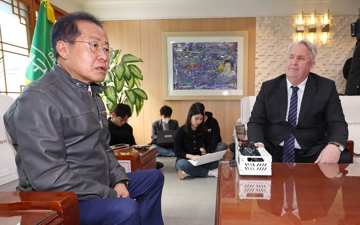 인요한 국민의힘 혁신위원장이 8일 오전 대구 북구 대구시청 산격청사를 찾아 홍준표 대구시장과 면담하고 있다. / 사진=뉴스1