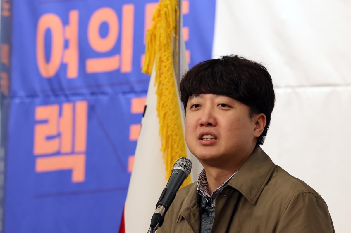  이준석 국민의힘 전 카지노사이트추천가 20일 오후 서울 여의도 국회 도서관에서 열린 하태경 의원 '여의도 렉카' 출판기념회에서 축사를 하고 있다./사진=뉴스1