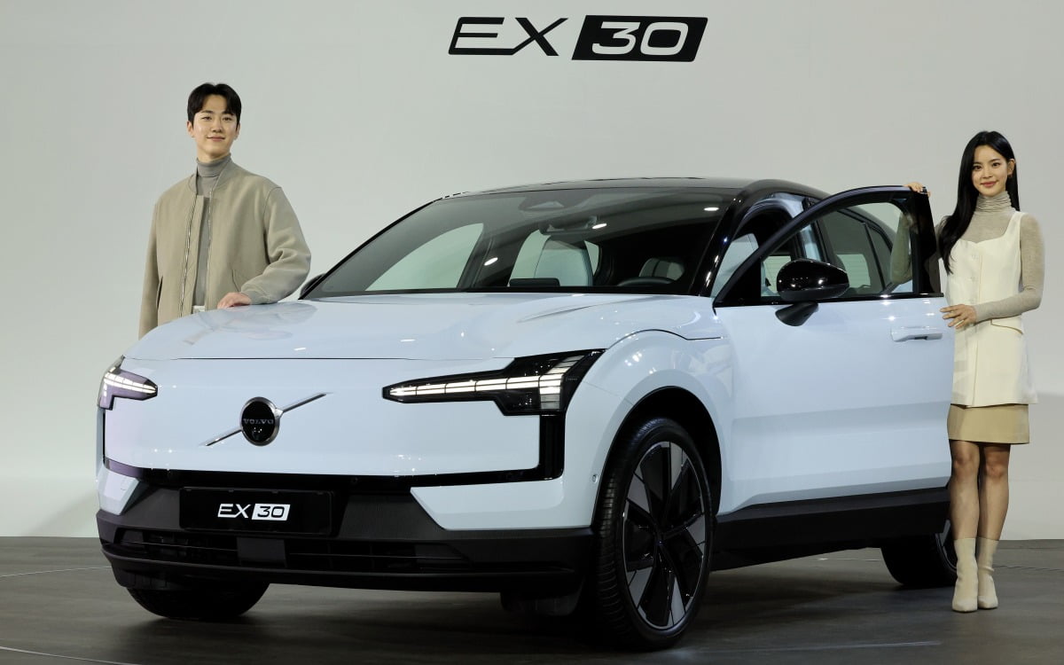 28일 오전 서울 중구 동대문디자인플라자에서 열린 볼보자동차코리아 순수 전기 SUV 'EX30' 공개 행사 중 모델들이 신차를 선보이고 있다.  사진=뉴스1