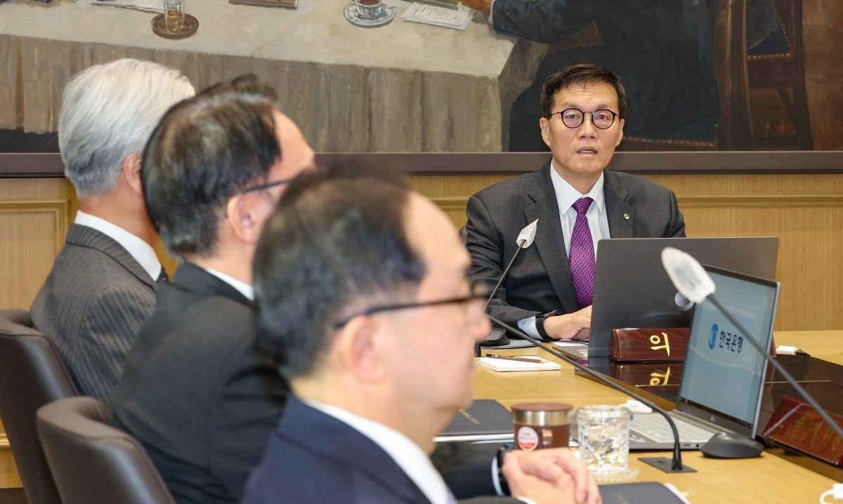  이창용 한국은행 총재가 30일 서울 중구 한국은행에서 열린 금융통화위원회 통화정책방향 결정회의를 주재하고 있다.  사진공동취재단