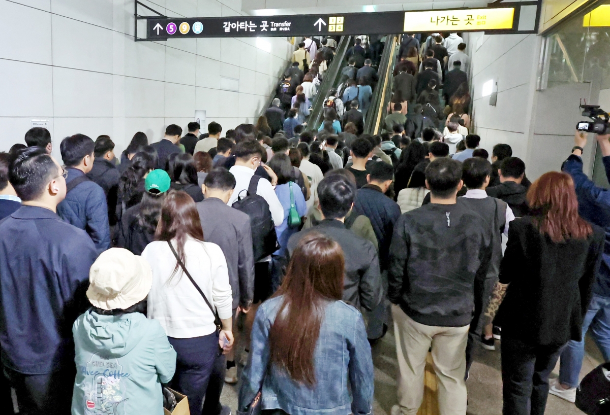 서울시 강서구 김포도시철도(김포골드라인) 김포공항역 출구로 연결된 통로가 시민들로 가득 차 있다. / 사진=연합뉴스