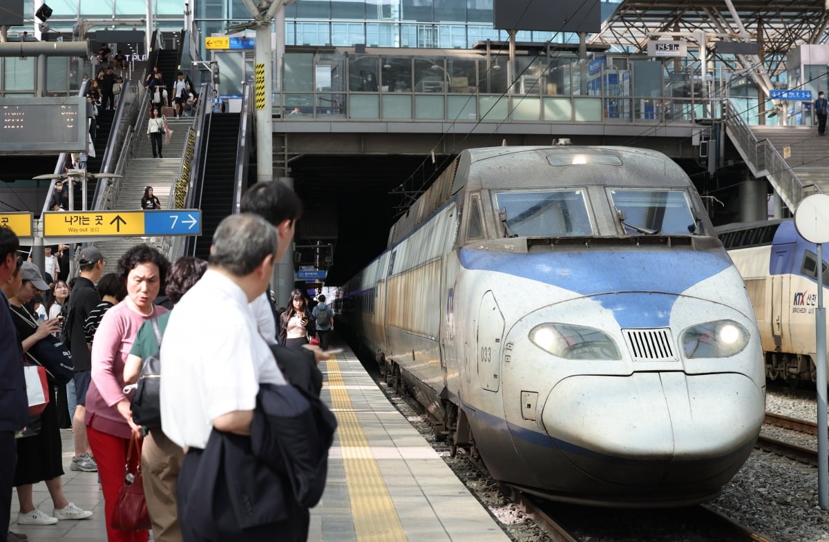 시민들이 서울역에서 열차를 이용하는 모습. /사진=이솔 기자