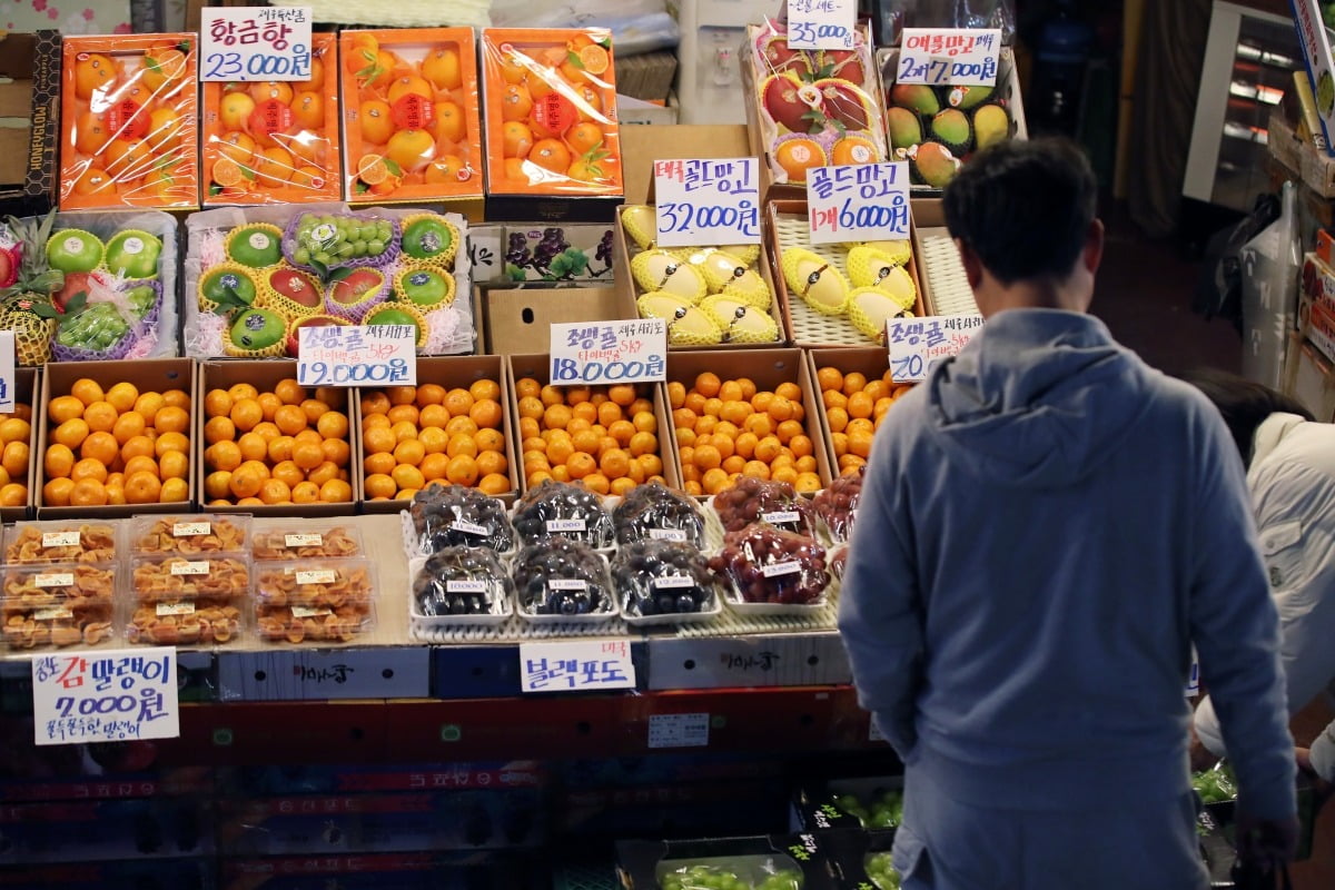 지난달 26일 서울 마포구 농수산물 시장에서 소비자가 과일 매대를 보고 있다.(사진=뉴스1)