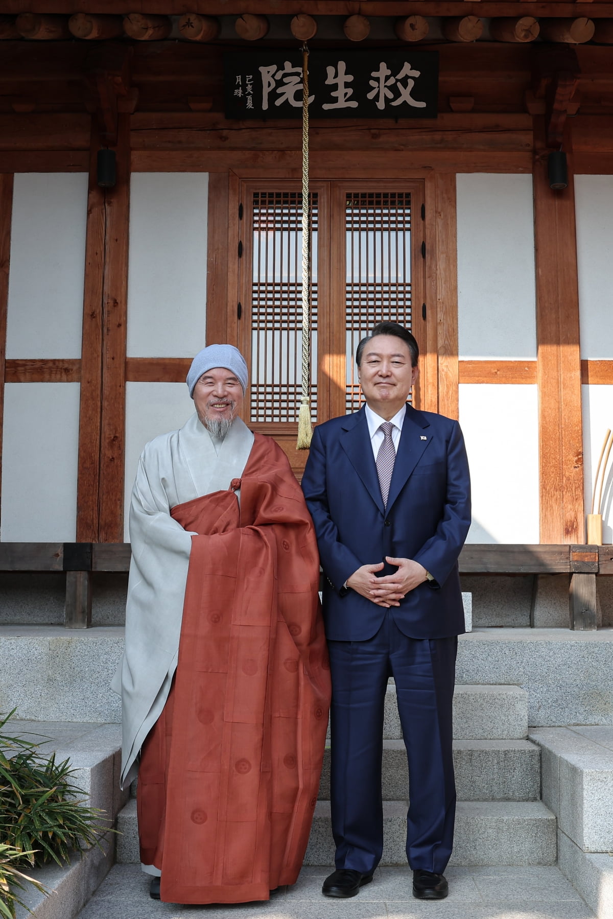 윤석열 대통령이 2022년 11월 8일 오전 서울 강남구 봉은사를 찾아 봉은사 회주 자승 스님과 환담을 나눈 뒤 기념촬영을 하고 있다. /사진=대통령실 제공