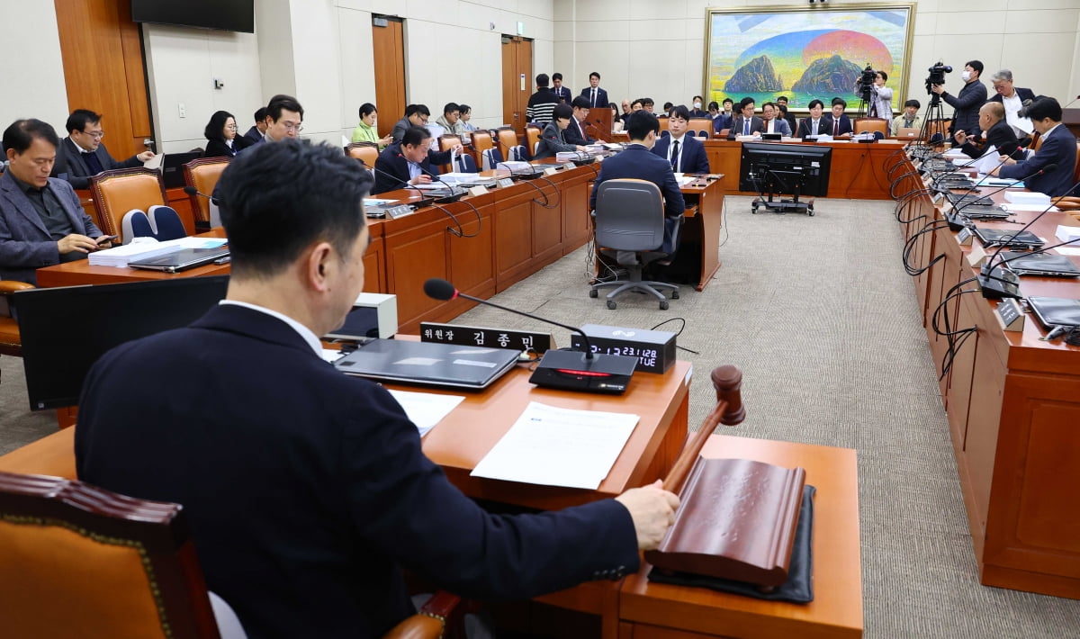 지난달 28일 김종민 정무위 소위원장이  정무위원회 법안심사 제1소위원회에서 의사봉을 두드리고 있다. /김병언 기자