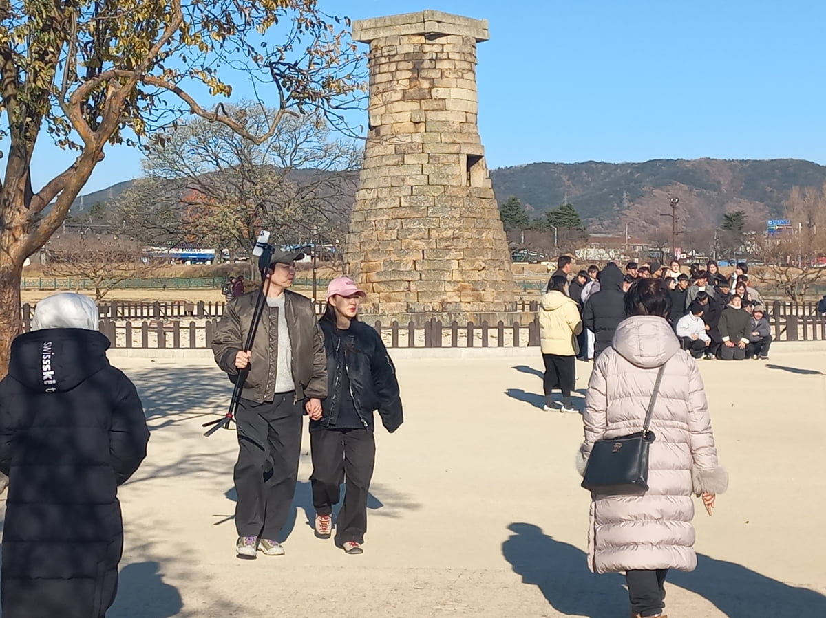 주말인 1일 오후 3시께 경주 첨성대 부근 전경