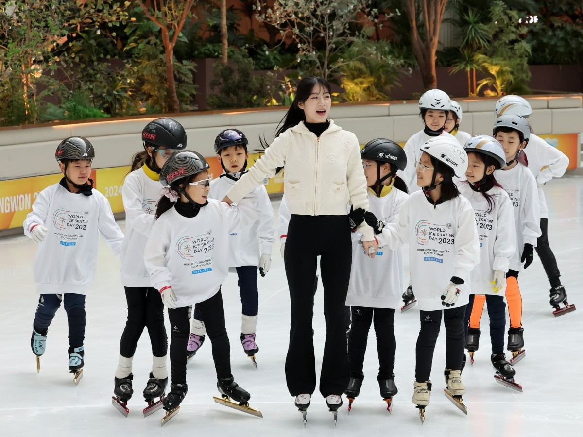 3일 오전 서울 잠실동 롯데월드 아이스링크에서 열린 2023 세계 빙상의 날 기념 특별 행사에서 쇼트트랙 공상정 선수가 빙상 유망주들에게 스케이팅 강습을 하고 있다./사진=최혁 기자