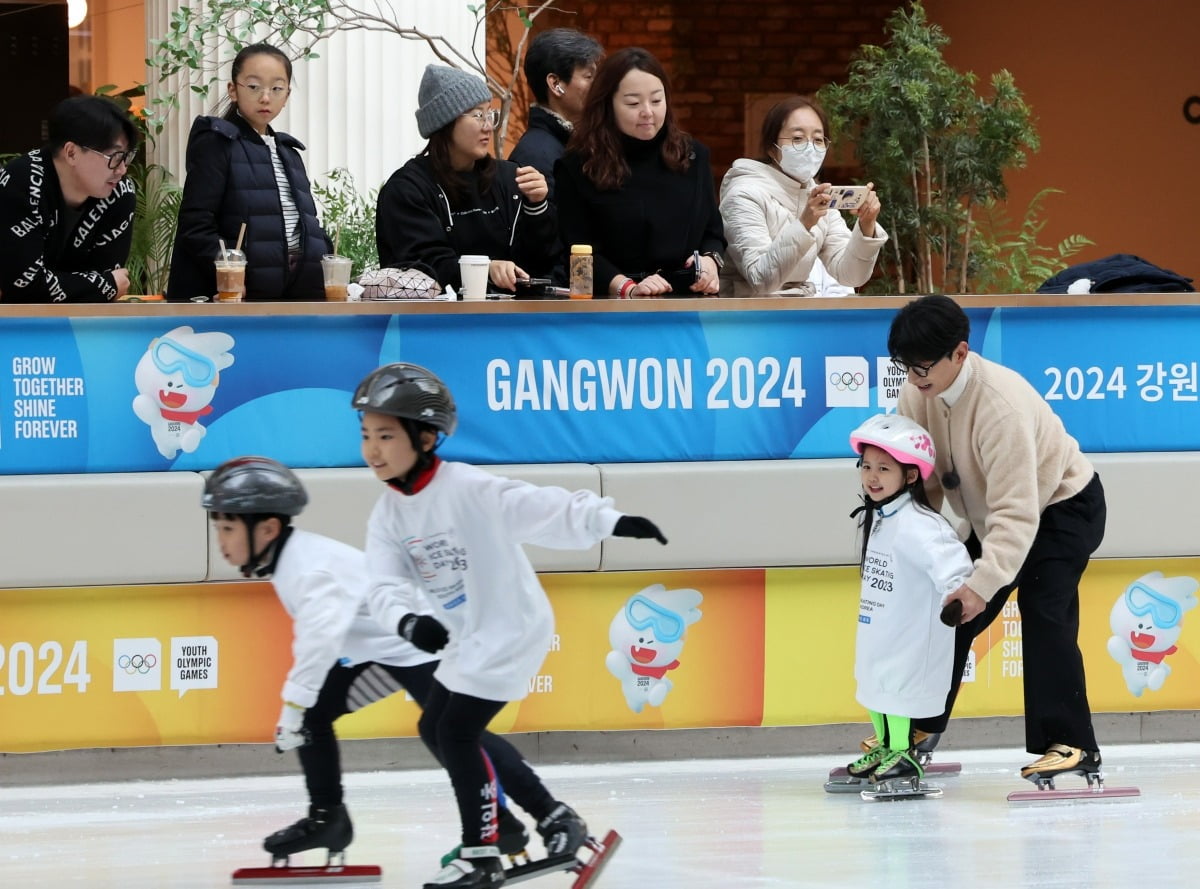 3일 오전 서울 잠실동 롯데월드 아이스링크에서 열린 2023 세계 빙상의 날 기념 특별 행사에서 쇼트트랙 곽윤기선수가 빙상 유망주들에게 스케이팅 강습을 하고 있다./사진=최혁 기자