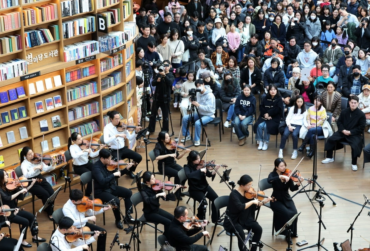 3일 오후 서울 삼성동 코엑스 별마당도서관에서 게릴라 오케스트라 '고잉홈프로젝트'의 공연이 펼쳐지고 있다./사진=최혁 기자