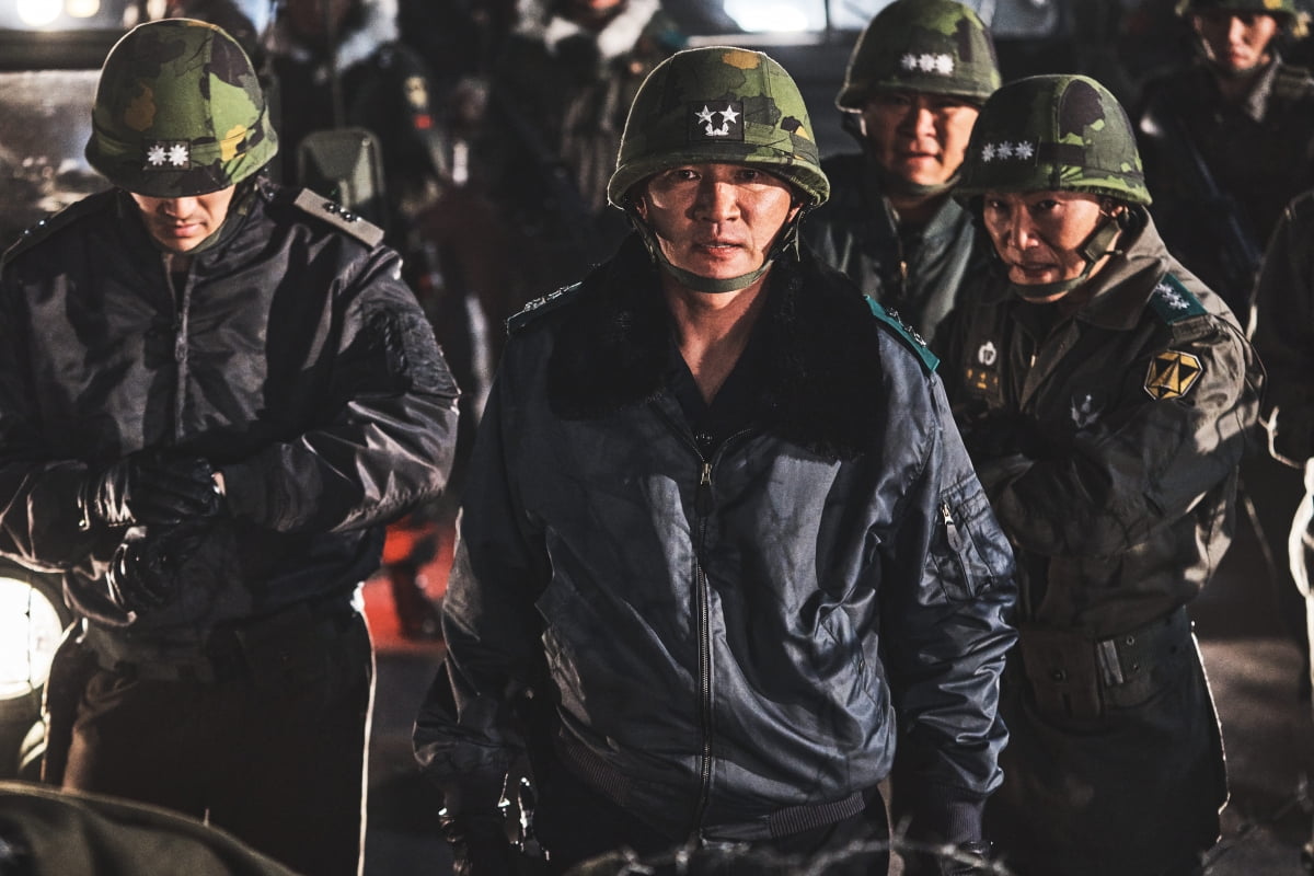  ‘서울의 봄’ 흥행 질주, 1700억 대작도 대기...韓 극장가, 올 겨울엔 진짜 부활할까